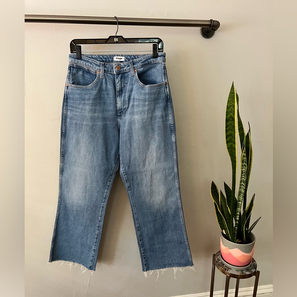 Wrangler. Cropped flare denim jeans.